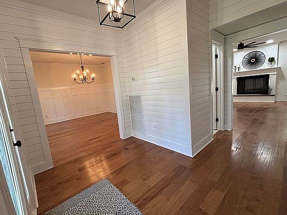 3rd image of 3875 Patricia Dr