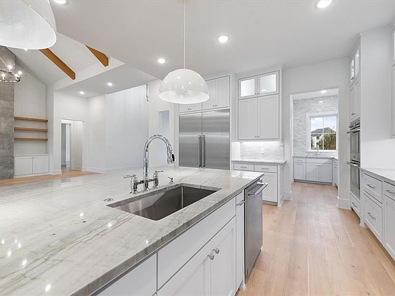 5th image of 808 Sawyer Dr