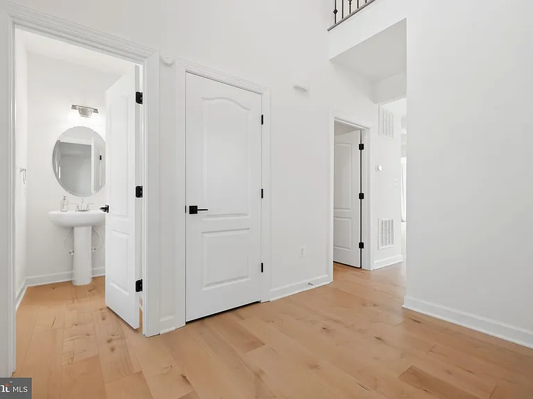 301 Kingdom Dr — Photo 33