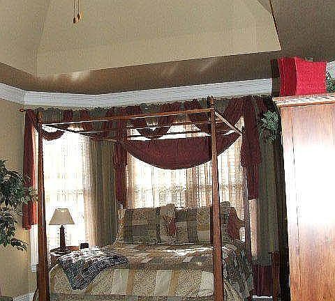 Splendid master retreat detail trim & trey ceiling