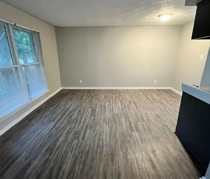 2021 Cambridge Dr #11 — Photo 3