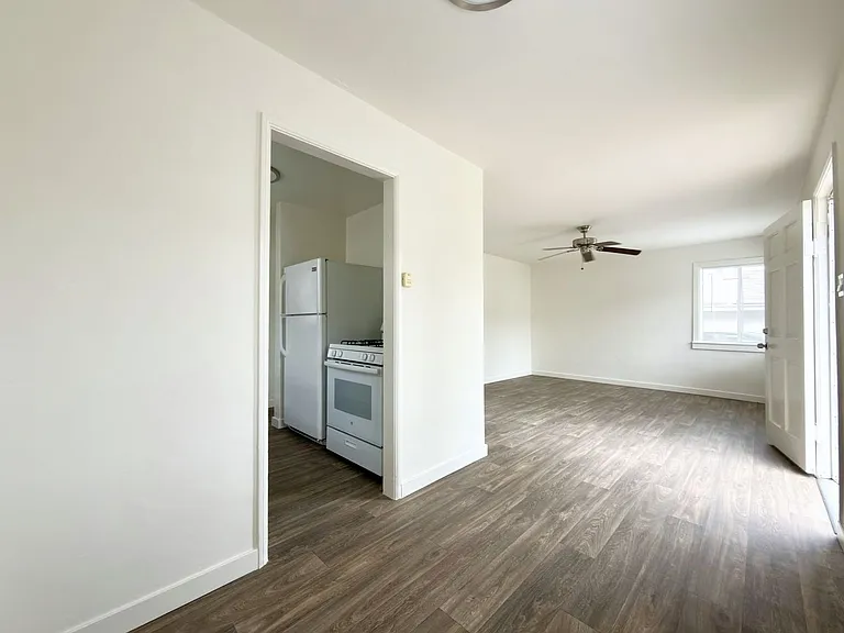 Single Level Cottage Near Downtown! — Photo 5
