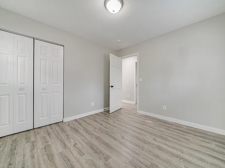 112 Liverpool Dr SE — Photo 11