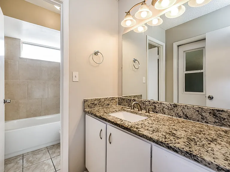 520 Elmwood Ct — Photo 15