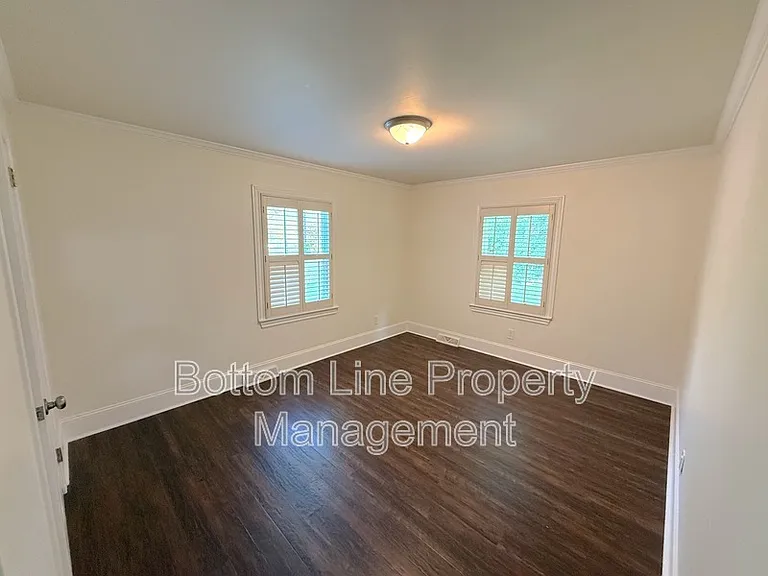 114 W College St — Photo 12