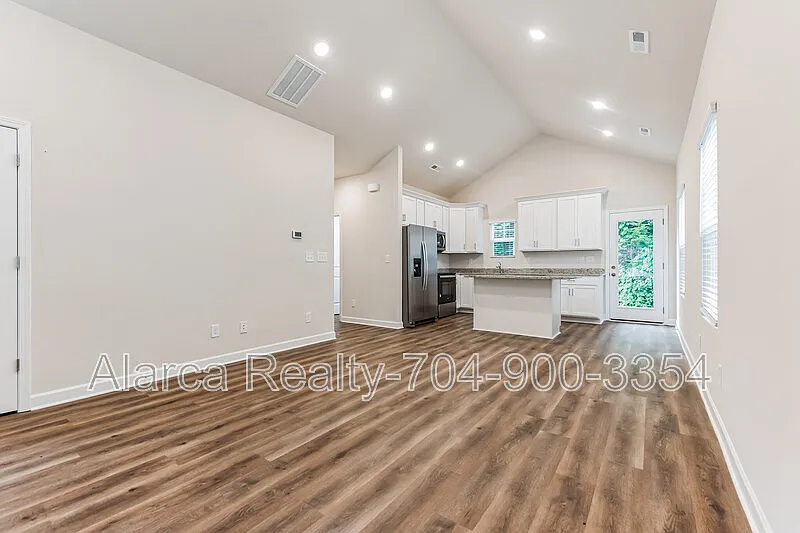 3 bed, 1300 sqft, $1,650 — Photo 3