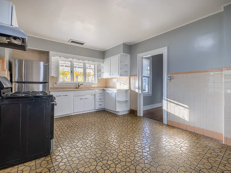 216 Howard Ave — Photo 10