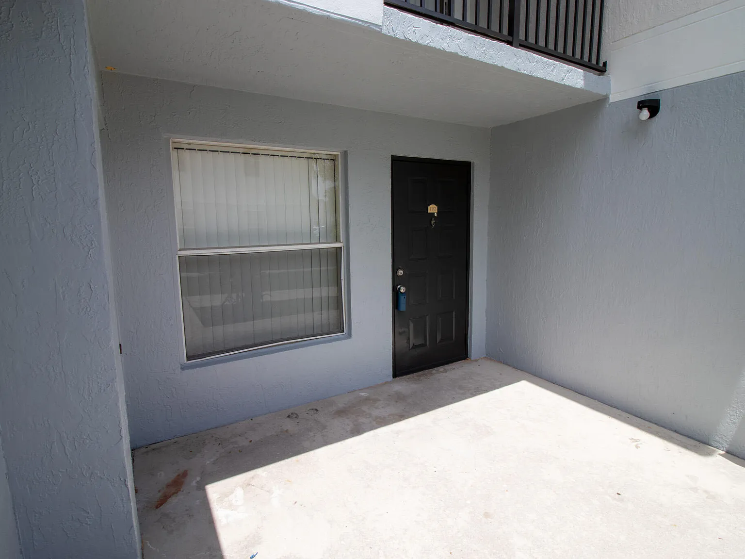 3 bed, 2.0 bath, 1050 sqft, $2,400 — Photo 2
