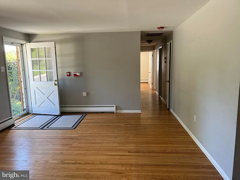319 Meetinghouse Ln — Photo 3