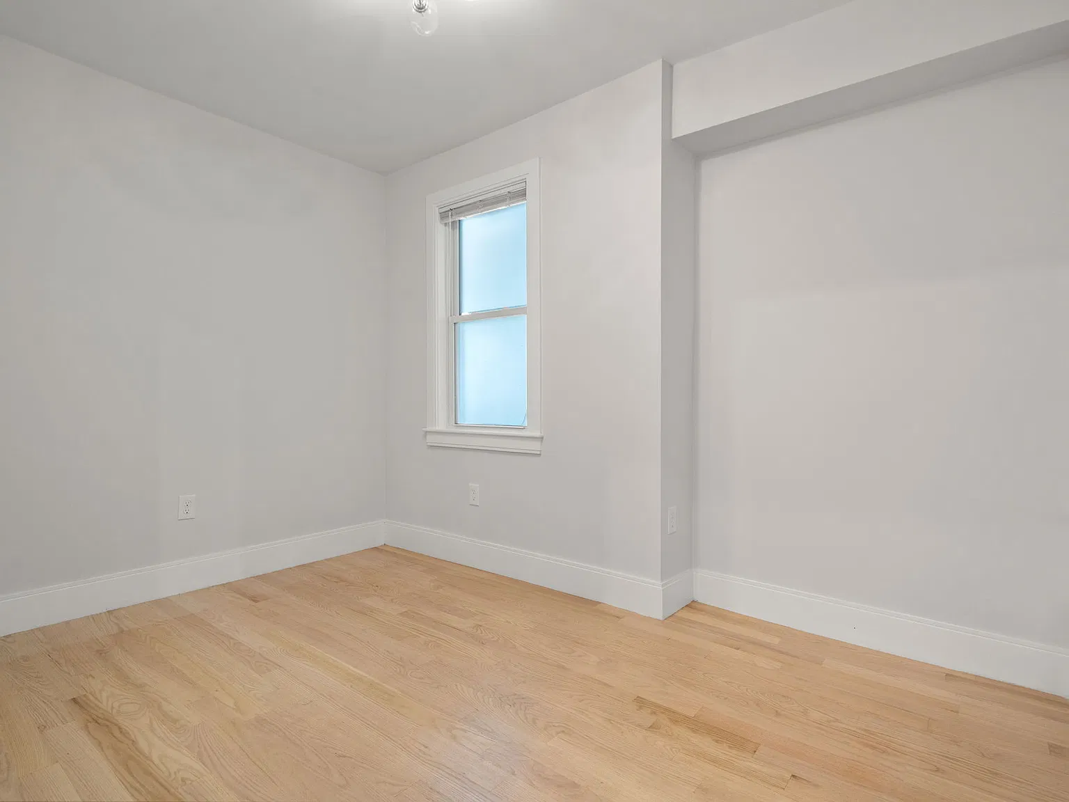 2 bed, 900 sqft, $3,200 — Photo 2