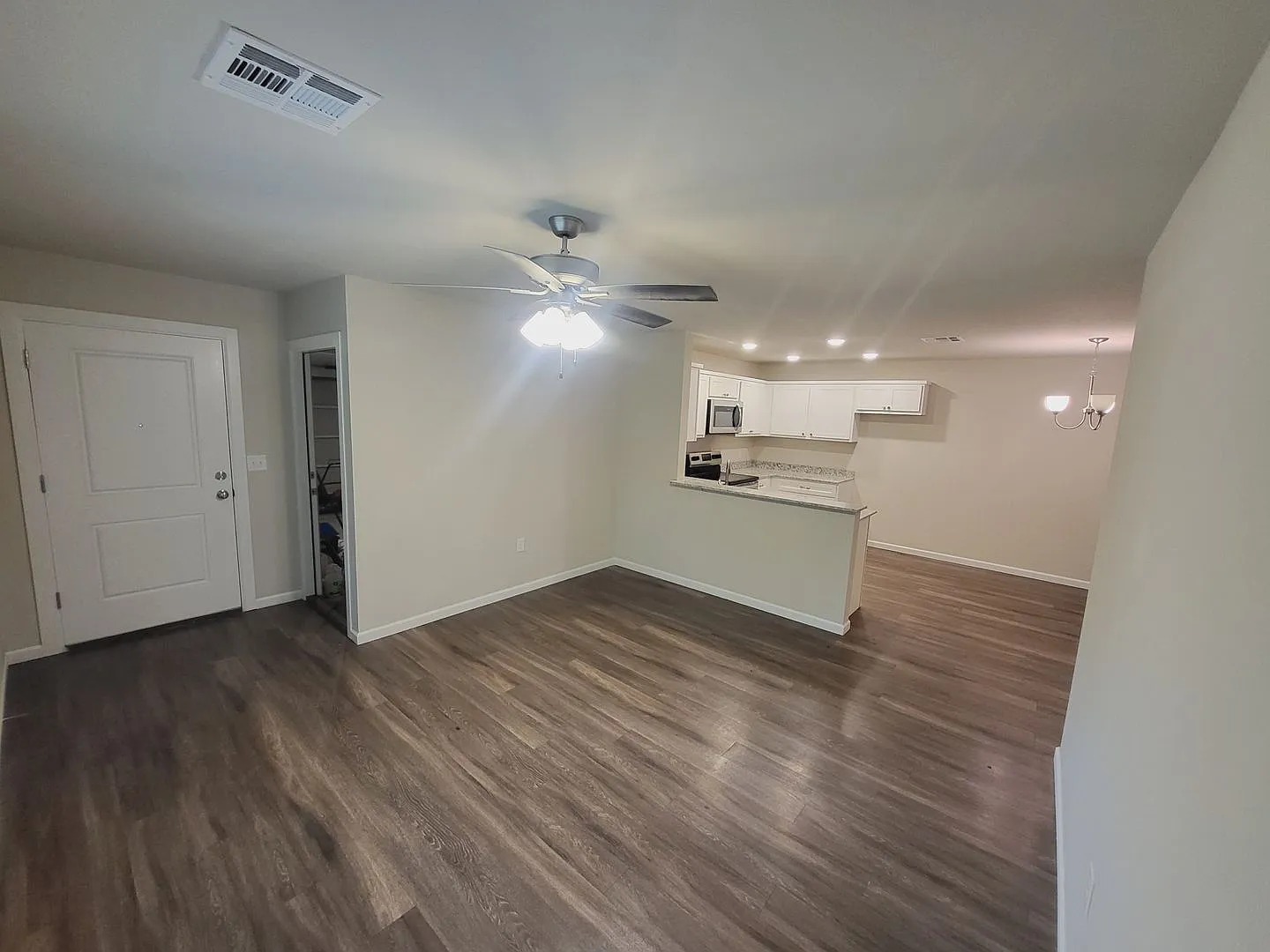 3 bed, 2 bath, 2 car garage - Wagoner — Photo 2
