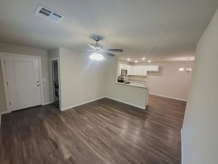 1511 Rosewood Dr — Photo 2