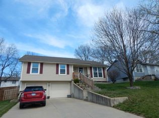215 Jayhawk Ct, Lansing, KS 66043