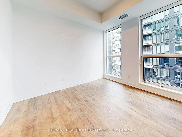 327 King St W #4105 — Photo 28