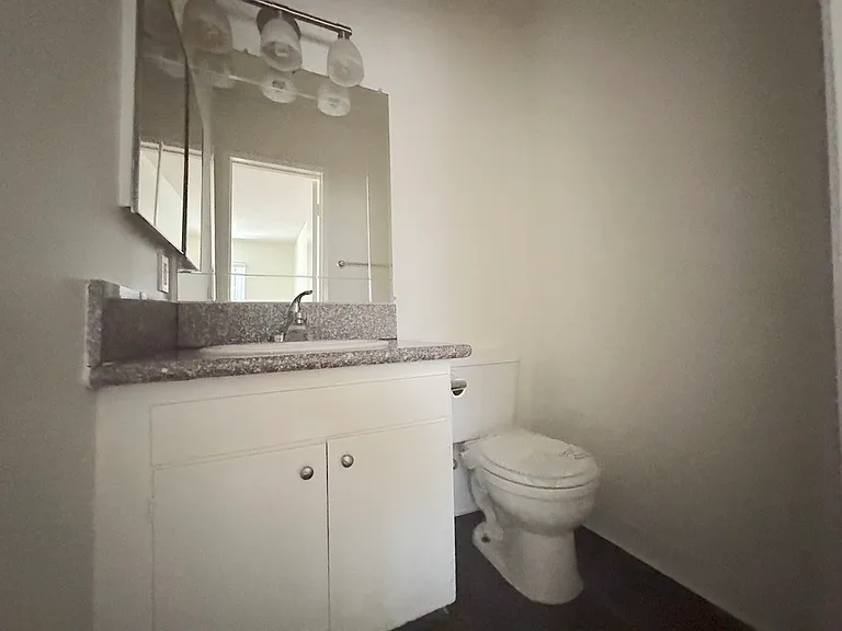447 W Elk Ave #3 — Photo 6