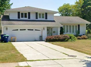 135 Dalewood Dr, Amherst, NY 14228