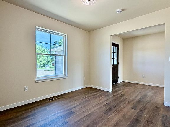 4th image of 1353 Knapp Street