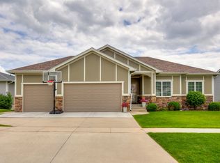 9824 Dunmore Cir, Johnston, IA 50131