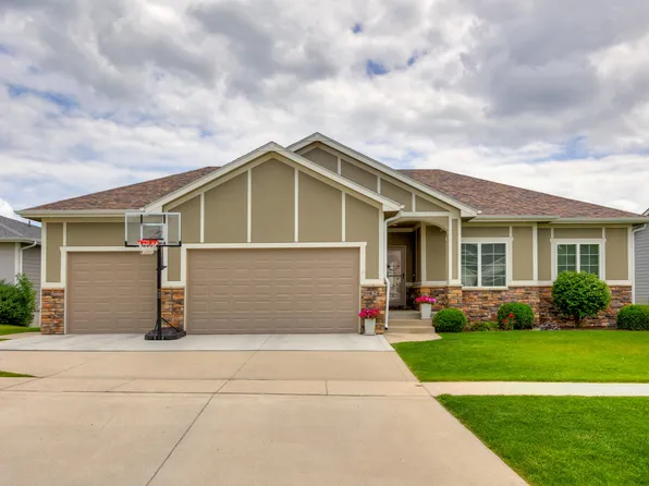 9824 Dunmore Cir, Johnston, IA 50131