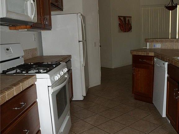 4th image of 2913 Esmerelda Dr