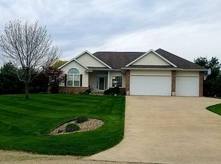 9165 Darrell Dr, Cedar Rapids, IA 52411