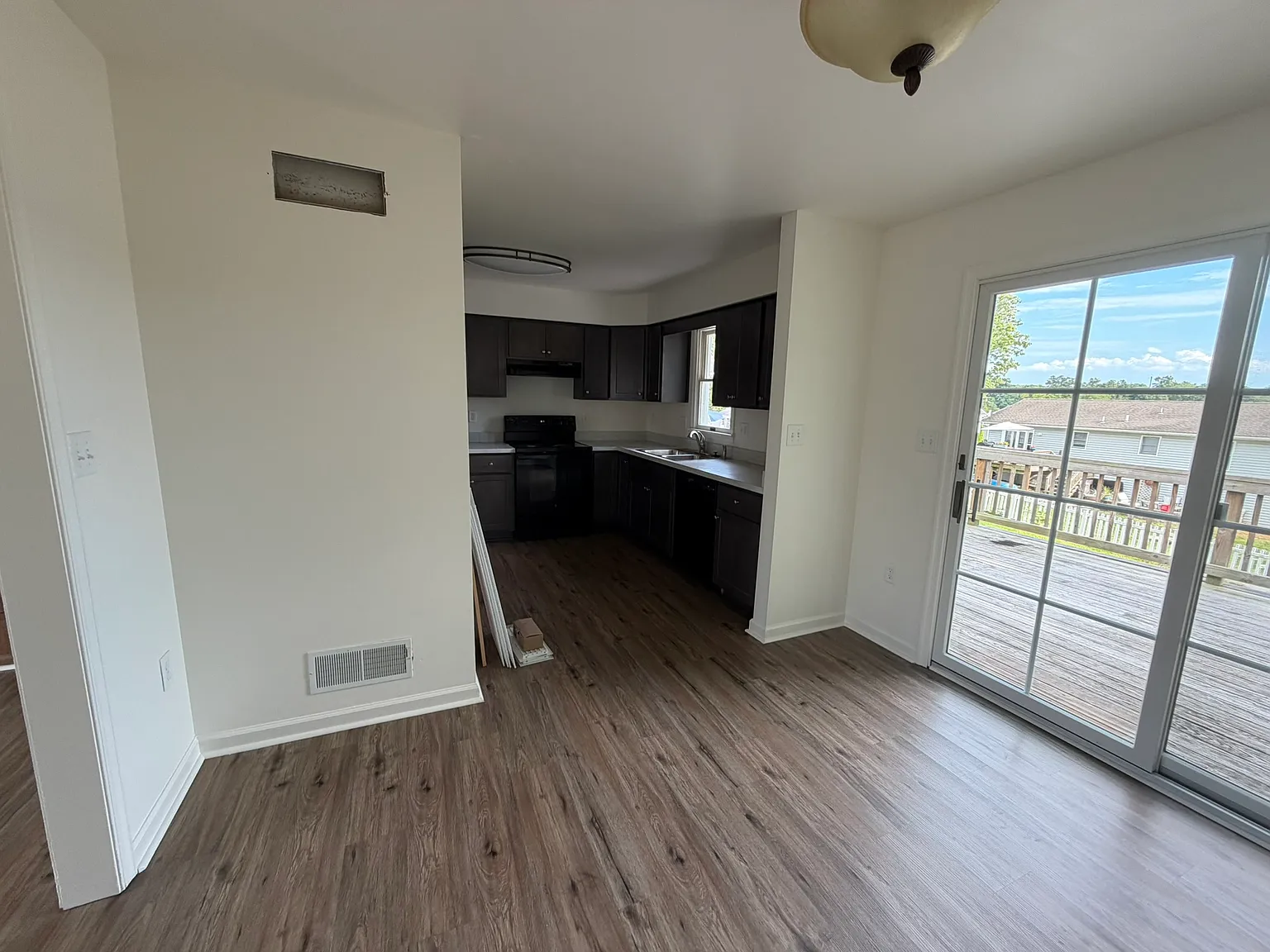 3 bed, 2.5 bath, 1800 sqft, $2,200 — Photo 3