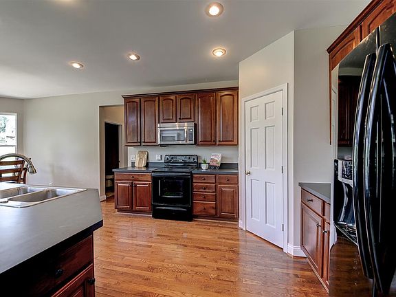 5th image of 2404 Lost Willow Ct