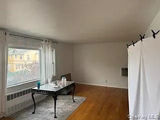 3 bed, 1.0 bath, 850 sqft, $3,400 — Photo 3