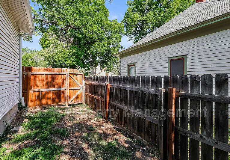 935 Terry St — Photo 17