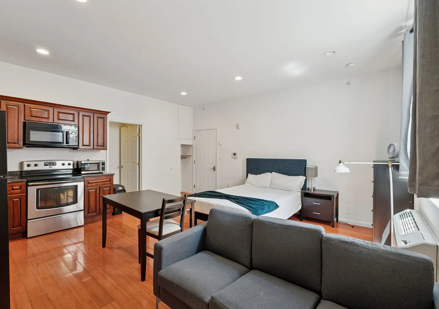 Large Studio - Washington Square West — Photo 1