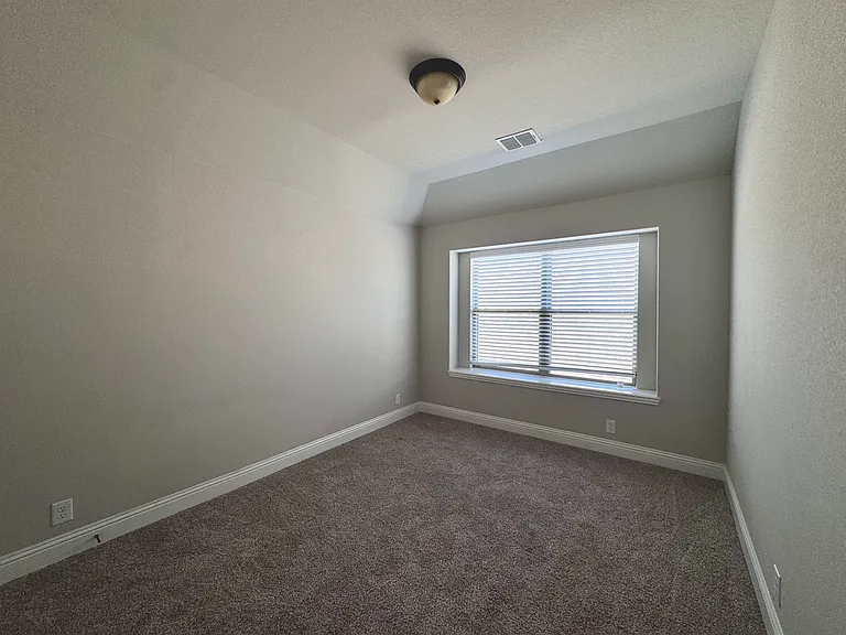2113 Burke Dr — Photo 15