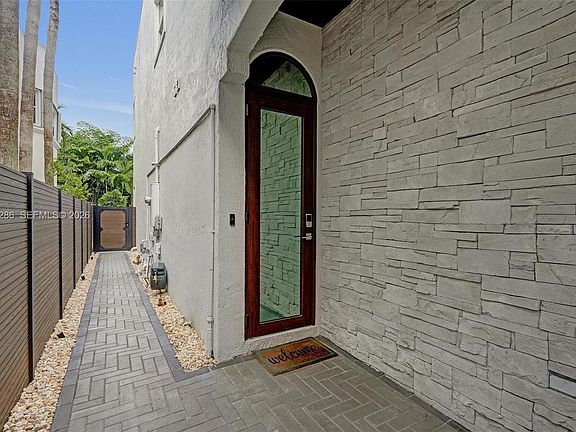 5th image of 453 SW 5th Ave