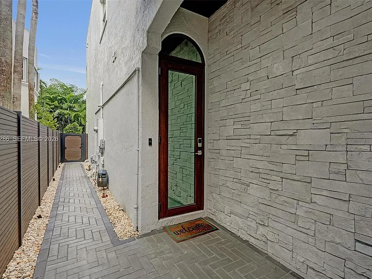 453 SW 5th Ave — Photo 5