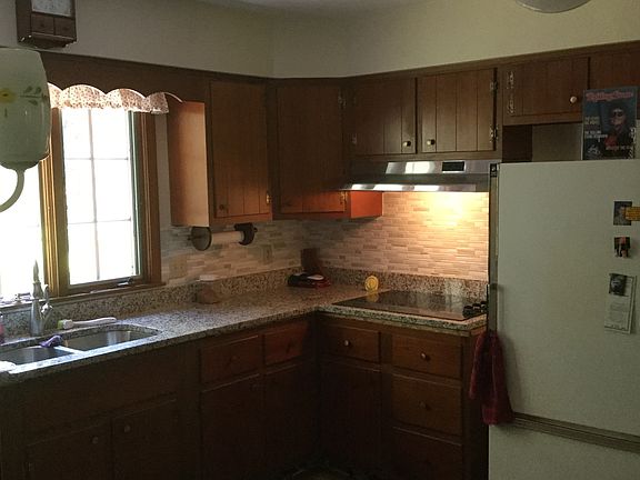 2nd image of 2203 Hemlock Ln