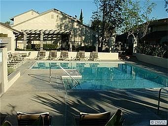 Pool and Jacuzzi and Clubhouse in complex