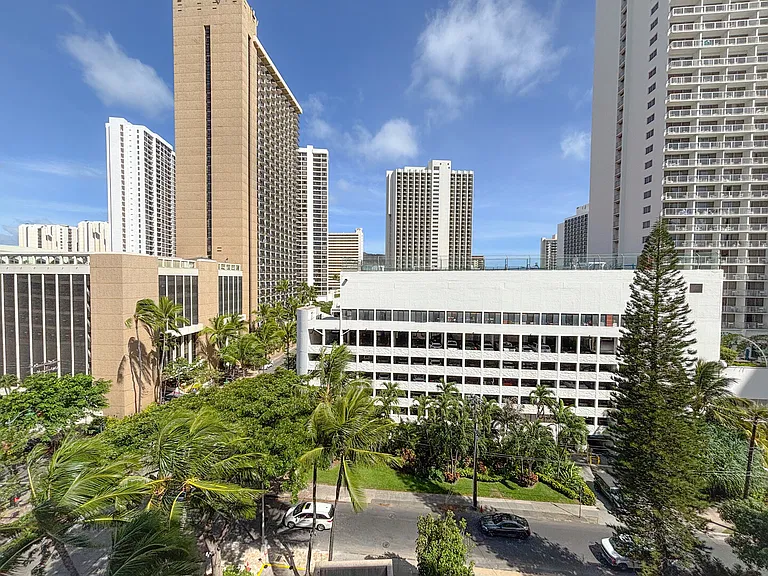 Kuhio Ave — Photo 29