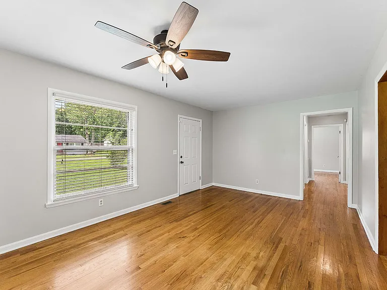 900 Velma Ln — Photo 4