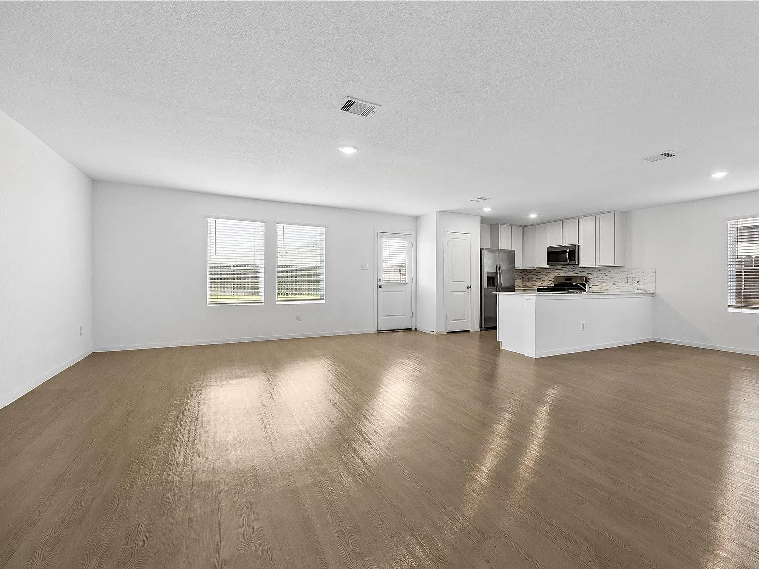 4 bed, 2.5 bath, 2120 sqft, $2,100 — Photo 2