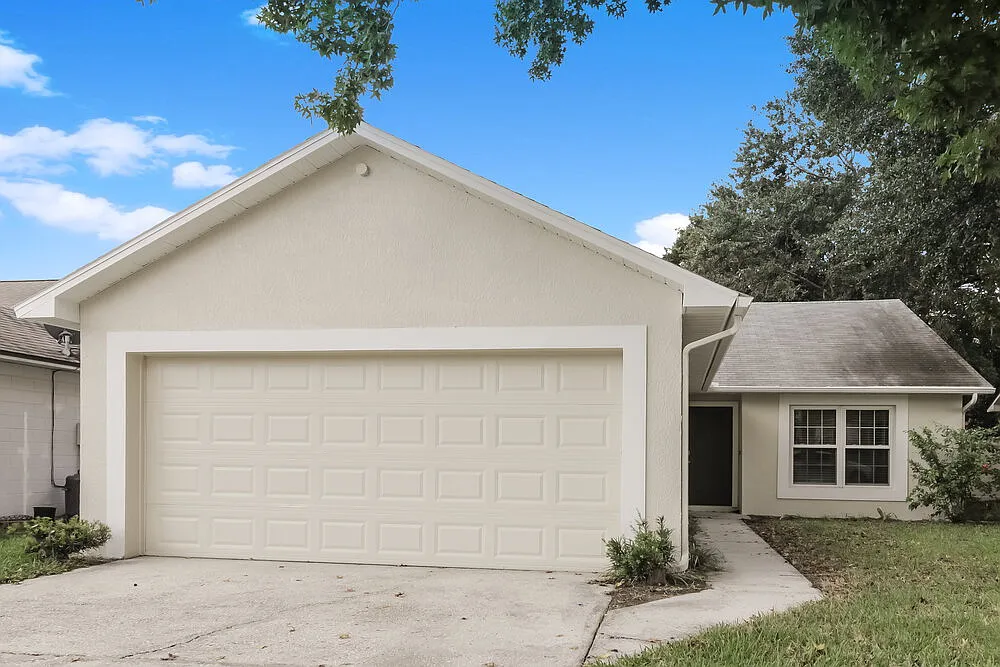 3 bed, 2.0 bath, 1243 sqft, $2,100 — Photo 1