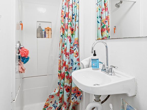 4th image of 1528 Catharine St #1F