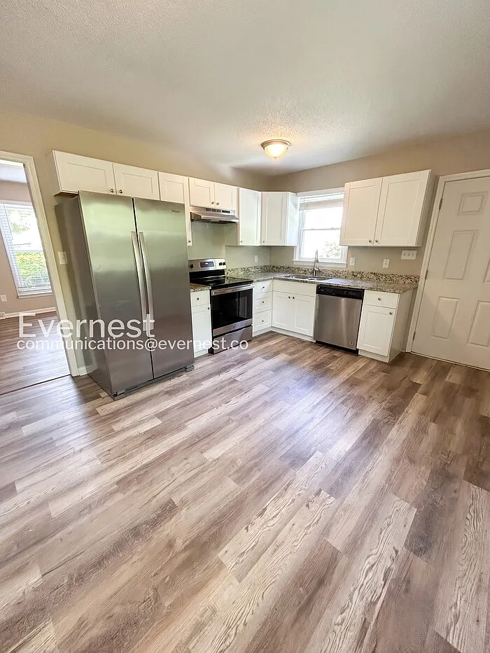3 bed, 1.5 bath, 1050 sqft, $1,525 — Photo 3