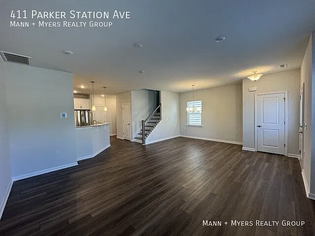 Beautiful townhome! Move-in specials!! — Photo 4