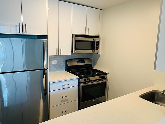 5th image of 520 W 43rd St APT 6G
