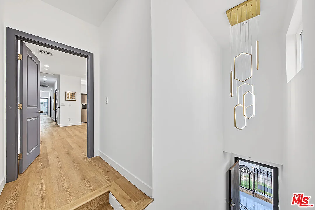 4627 Rosewood Ave — Photo 3