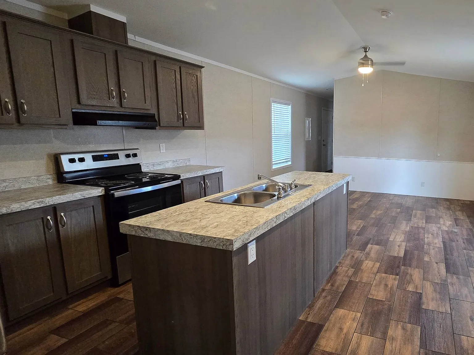 3 bed, 2.0 bath, 1120 sqft, $995 — Photo 2