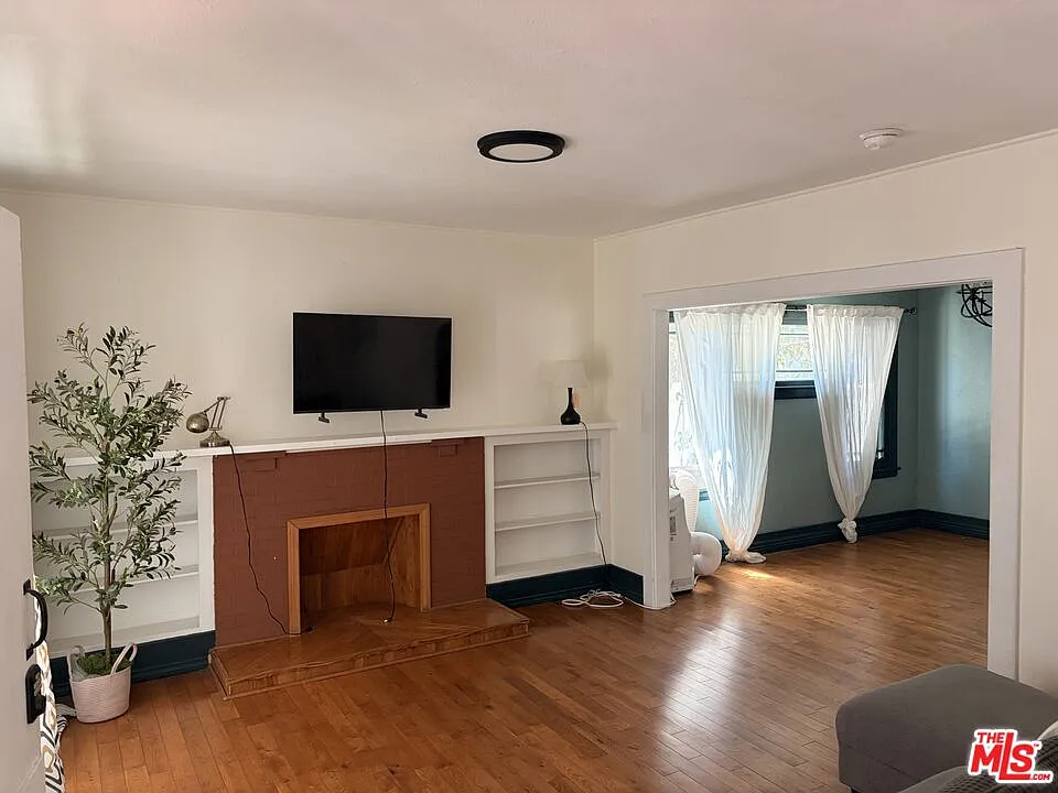 3 bed, 2.0 bath, 1036 sqft, $3,000 — Photo 3