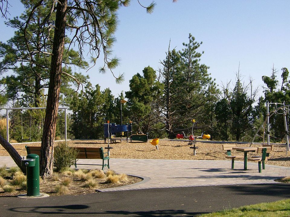 2nd image of 727 NW Yosemite Dr