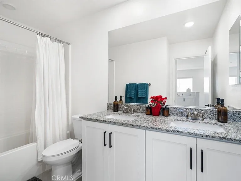 upstairs bathroom w/double sinks
