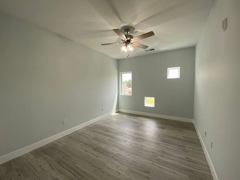 132 E University Ave — Photo 17