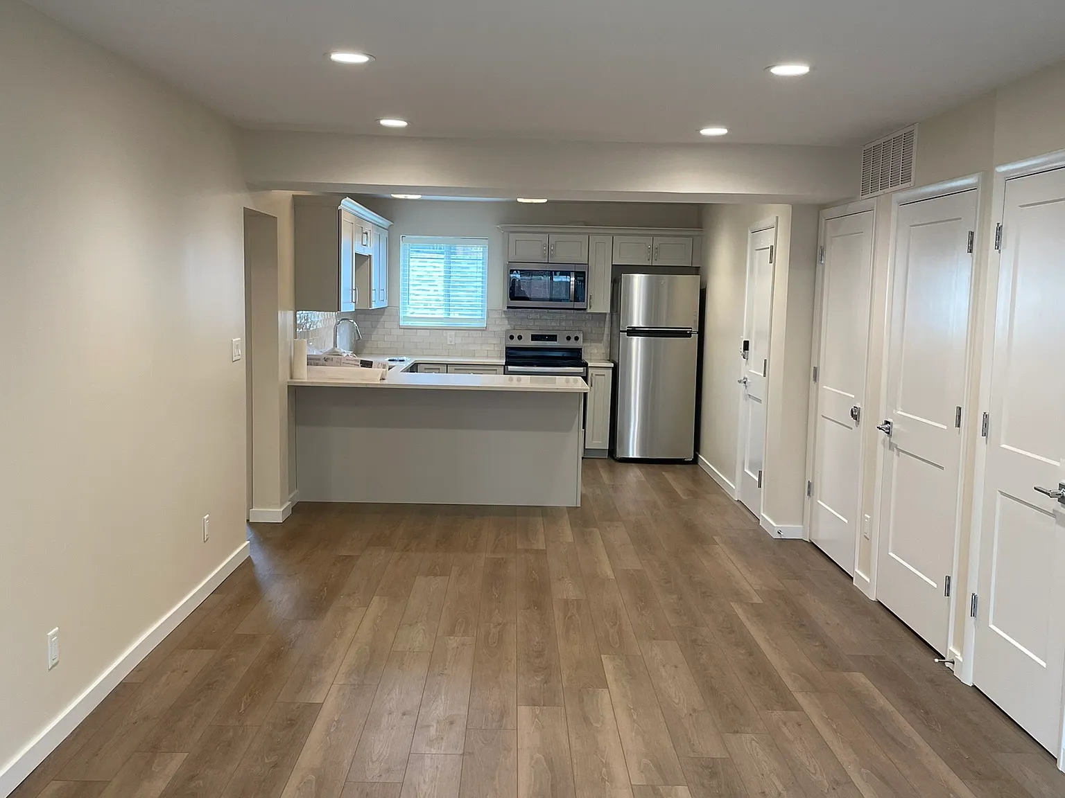 2 bed, 1000 sqft, $2,200 — Photo 2